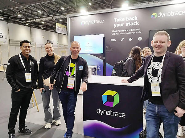 ブースの前でポーズを取るGrabner氏（中央）