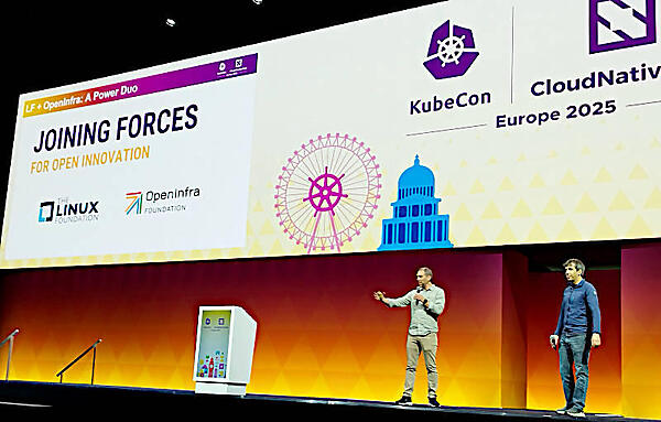 CERNのRicardo Rocha氏と登壇したJonathan Bryce氏