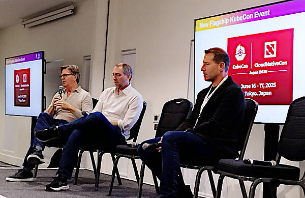 プレスブリーフィングに参加したBryce氏（中央）。左はZemlin氏、右はAniszczyk氏