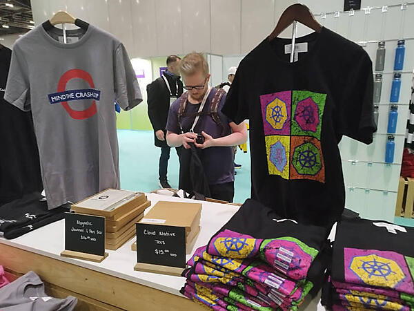 これもロンドンの地下鉄っぽさが出ているTシャツのデザイン