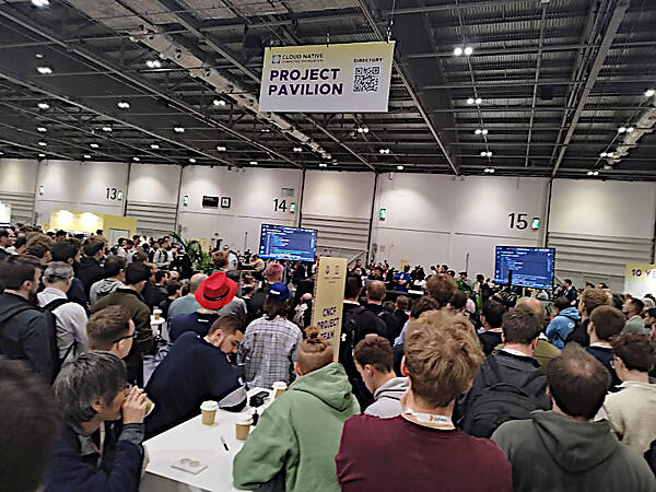 多くの参加者で常に混み合っていたCNCFのプロジェクトパビリオンに作られたセンターステージ