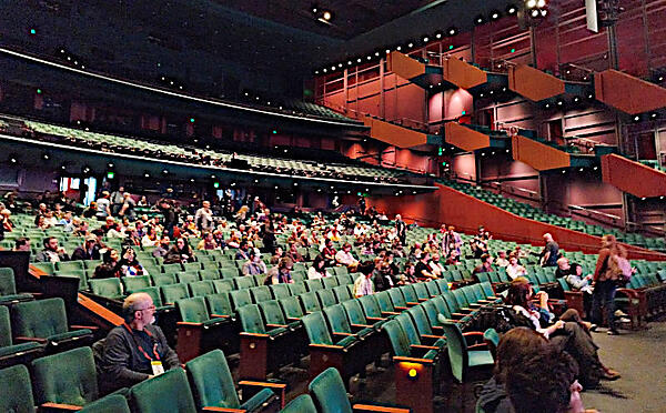 オペラ鑑賞に適した構造のコンサートホール。早めに着席したためにまだ参加者は少なめ