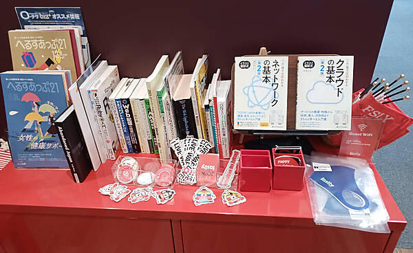 Fastlyのカフェスペースに置かれていたステッカー類