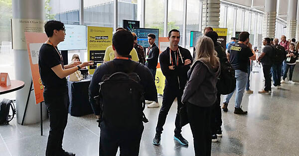 スポンサーブースはグラウンドフロアに横並びで設置