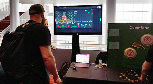 ダッシュボードになぜかシューティングゲームのDoomが組み込まれている