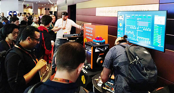 3Dプリンターでマスコットやロゴをプリントする工程をモニタリング