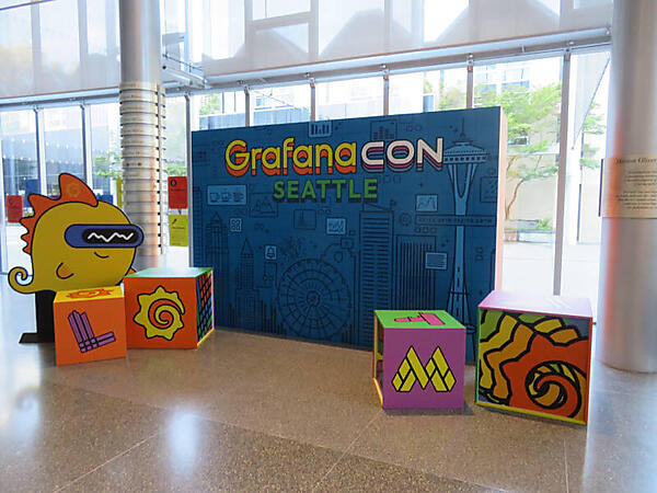 記念撮影のためのバックドロップ。ここにもマスコットのGrotが登場