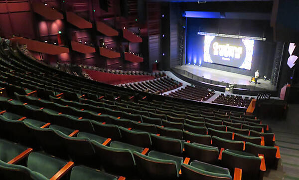 メインシアターを後方から撮影。椅子が歴史を感じさせる