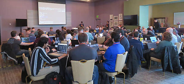 Grafanaのワークショップのようす。各自PCを持ち込んで操作しながら学ぶ