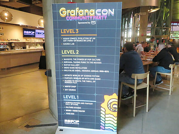 3階分の展示を楽しみながら参加者同士が繋がるためのパーティ