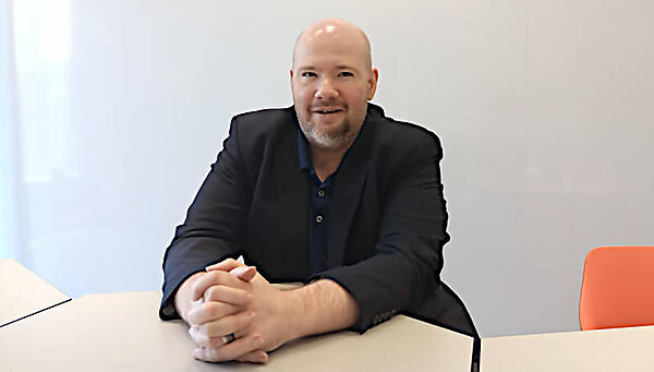 インタビューに応えるJohn Harris氏