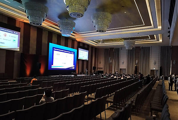 横長のスペースにスクリーンが3つ用意されているホール