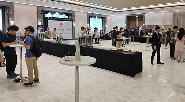 ホワイエでオープンを待つ参加者たち