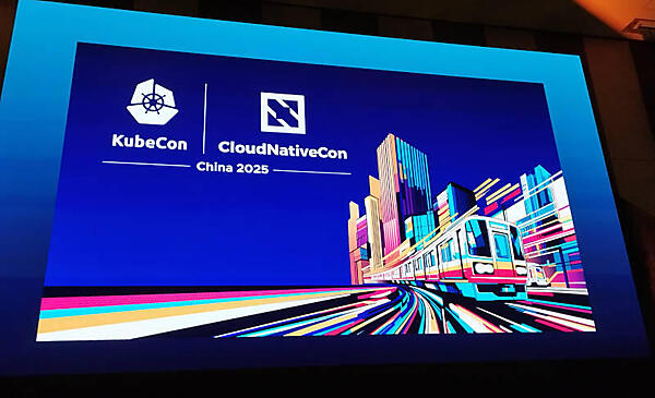 高層ビルと列車がモチーフのKubeCon Chinaのグラフィック