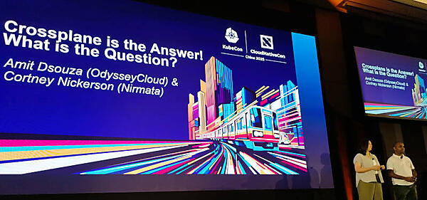 Crossplaneの紹介を行うNickerson氏（左）とDsouza氏（右）