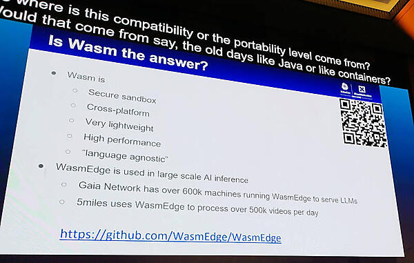 WasmEdgeによって高速なモデル実行が可能になると説明