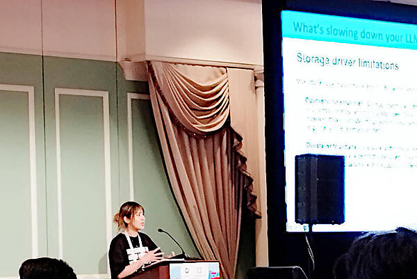 プレゼンテーションを行うFog Dong氏