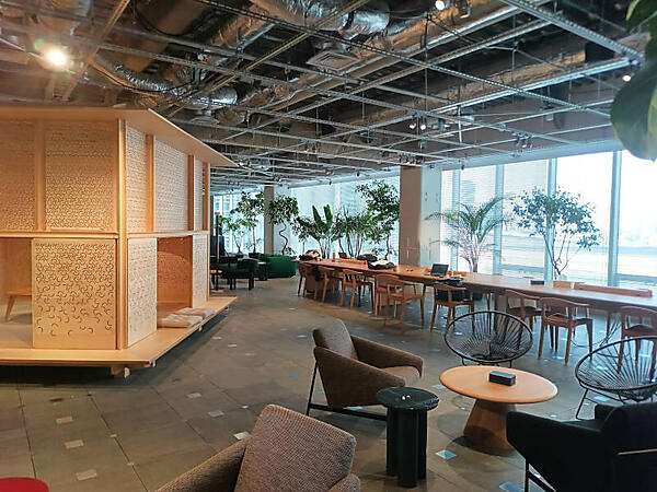 Serendie Street Yokohamaのワークスペース。茶室も設けられた開放的な空間