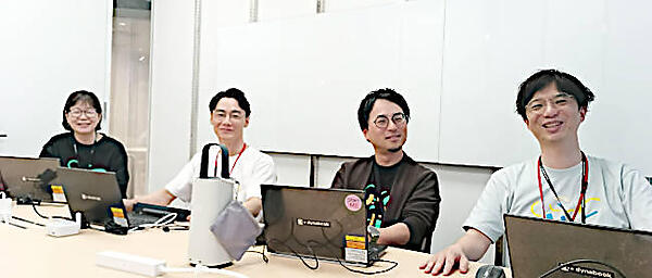 三菱電機のOSPOメンバー。左から大内氏、平森氏、増井氏、追立氏