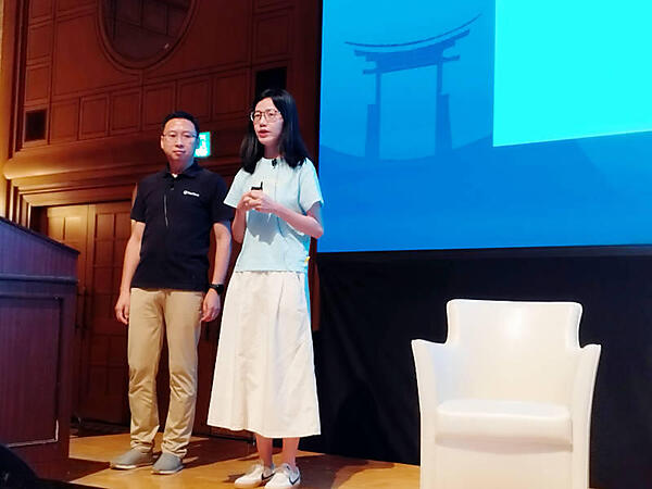 プレゼンテーションを行うBao氏（右）とZhang氏（左）