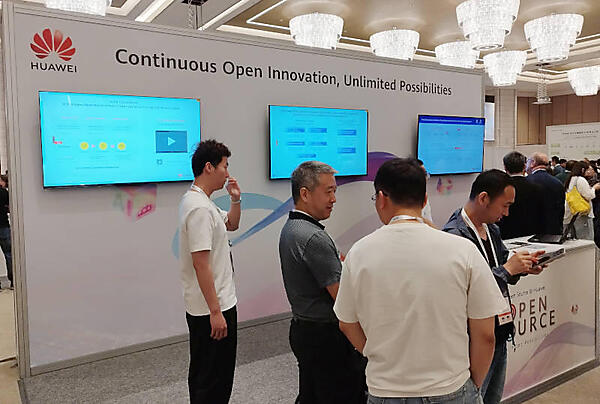 Huaweiのブース。中央にいるのはBryan Che氏