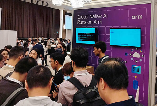 Armのブース。ノベルティ目当ての参加者が多め