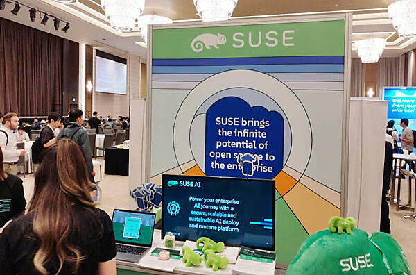 SUSEのブース。いつものカメレオンのぬいぐるみが人気