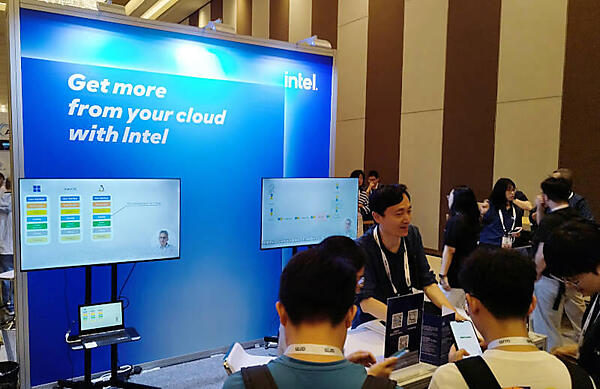 Intelのブース。パネルに何の工夫もないのはどうしてだろう？