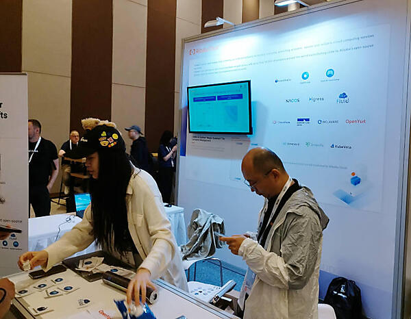 Alibaba Cloudのブース。字が小さく遠目には何が書いてあるのかわからない