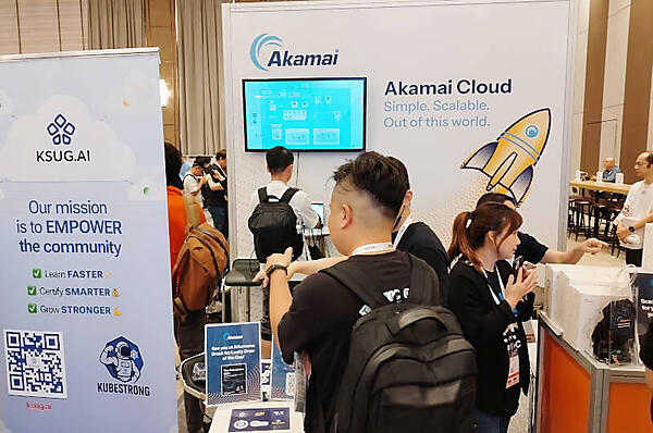 Akamaiのブース。くじ引きで大きめの賞品を提供することで人気となっていた