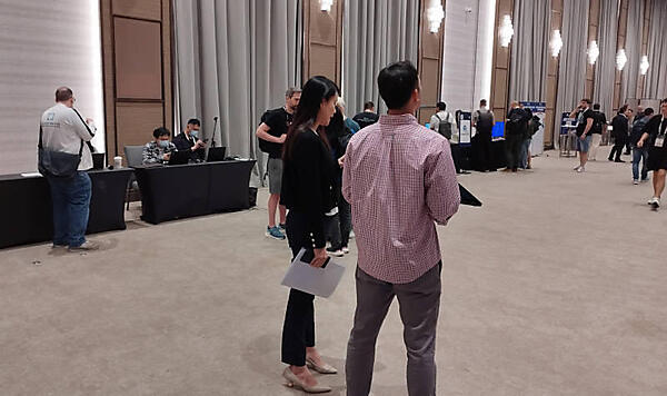 エントランス直後に設置されたプロジェクトブースだが主に素通りされていた