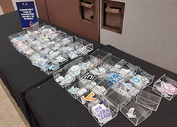 CNCFのステッカーも人気は今ひとつ