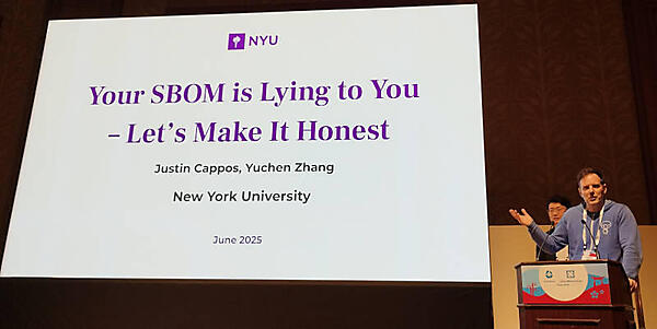 プレゼンターのJustin Cappos氏。後ろにいるのがYuchen Zhang氏だ