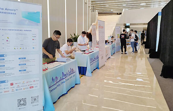 各プロジェクトのブースも机と椅子にバナーという非常に質素な造り