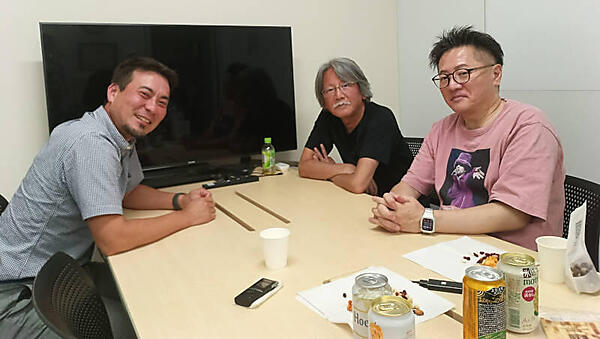 インタビューのようす。左から長谷川彰博氏、西川氏、会議室を供与してくれた仮想化技術株式会社の玉置氏