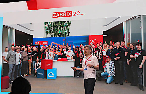 新社屋に引っ越しを行ったZabbix社員の記念写真