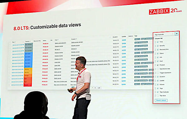 カスタマイズできるデータビューに拍手喝采が起こったことで思わず微笑むVladishev氏