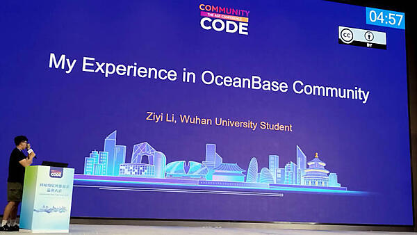 プレゼンテーションを行うLi氏。夏の北京は暑いので短パンは正解だ