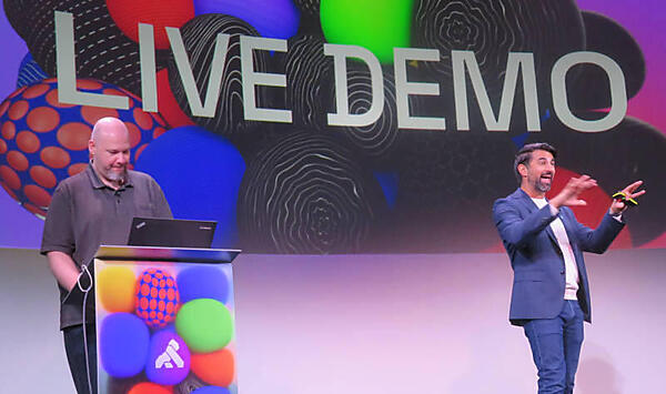 Harris氏のライブデモを紹介するPalladino氏