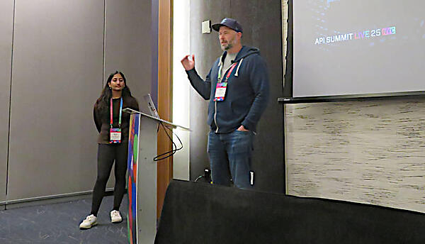 プレゼンテーションを行うDesai氏（左）とGriffith氏（右）