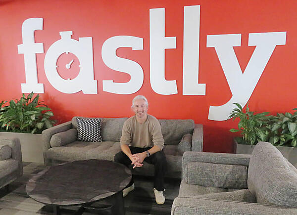 本社のソファーで寛ぐFastlyのフェロー、Tyler McMullen氏