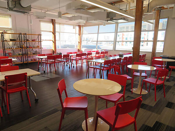 カフェスペース。椅子がテーマカラーの赤に統一されているお洒落感