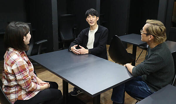 クラウドベースで開発することが自然な発想だったと語る縣氏（中央）