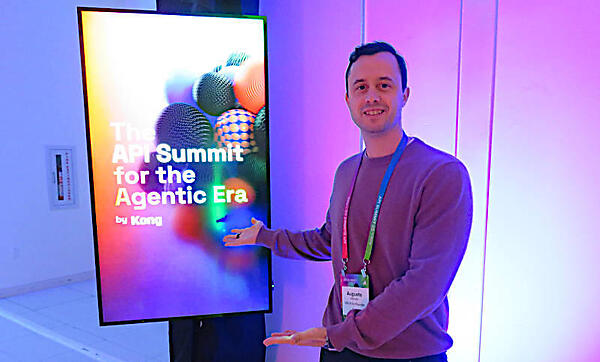 インタビュー後にカンファレンスのキャッチコピーとポーズをとるMarietti氏