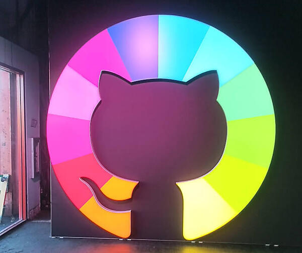 通路の先にはレインボーカラーの背景をまとったGitHubのキャラクター、モナリザのシルエット