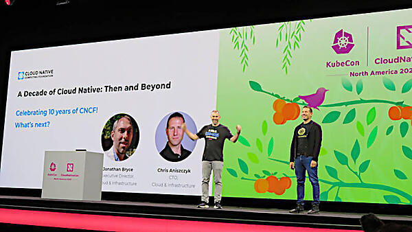 キーノートセッションを行うJonathan Bryce氏とChris Aniszczyk氏