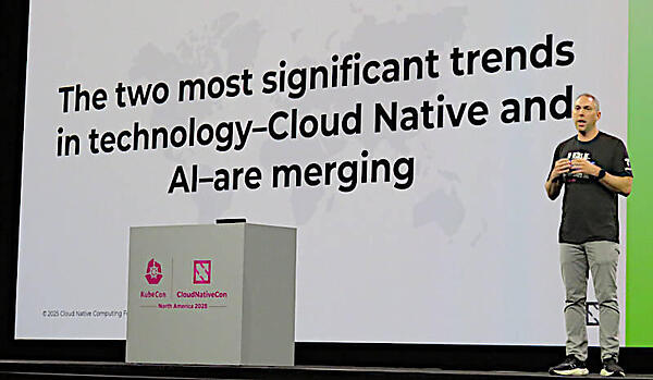 クラウドネイティブとAIがマージし始めていると説明するBryce氏