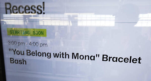 Taylor Swiftの名曲、You belong with Meをもじったブレスレット作りのコーナー