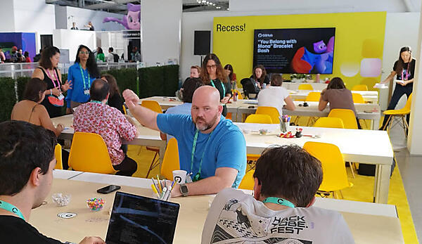 満員ではなかったがそこそこ盛り上がっている。休憩として手を動かす作業をするのは良い選択だ