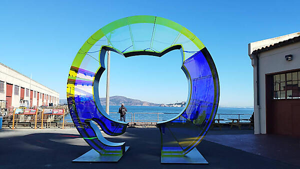 モナリザをデザインしたレインボーなシースルーのモニュメント